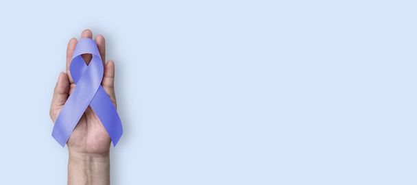 Oesofageale en maagkanker bewustzijn maand, en Gastro-oesofageale Zure Reflux Ziekte (GERD) Bewustwording Week met Periwinkle kleur lint op hand ondersteuning - Foto, afbeelding