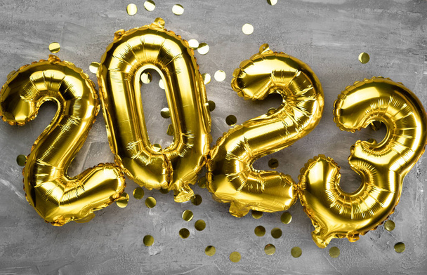 Feliz Año Nuevo 2023. Fondo de globos dorados. Elementos decorativos de diseño. Celebra la fiesta. Cartel, pancarta, tarjeta de felicitación. fondo concreto - Foto, Imagen