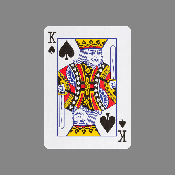 スペードの王。灰色の背景に隔離されています。ギャンブルだ。トランプ。カード. - 写真・画像