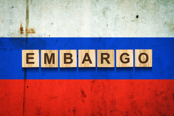 Embargo. Palabra sobre bloques de madera. En el contexto de la bandera de Rusia. Negocios. Política. Economía - Foto, Imagen