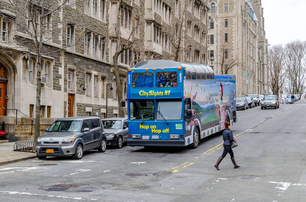 Blue CityLátnivalók NY városnéző busz sok turista New York City a Riverside Church - Fotó, kép