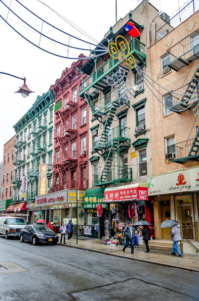 Kiskereskedelmi üzletek China Town, New York City Az emberek séta esernyő az élvonalban - Fotó, kép