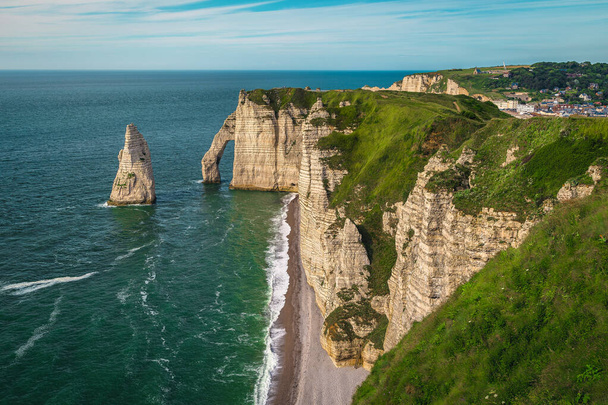 Majestic Atlantic coastline landscape. Admirable waterfront cliffs in Etretat, Normandy, France, Europe - Foto, Imagen