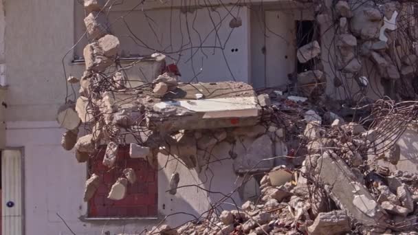 Moment wyburzenia budynku z Column Breaker Koparka Nagranie. - Materiał filmowy, wideo