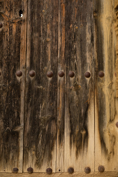 Struttura di sfondo di una vecchia porta di legno usurata nel villaggio di Luna, nella regione di Cinco Villas, provincia di Saragozza, Aragona, Spagna - Foto, immagini