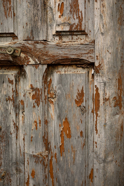 Konsystencja tła starych noszonych drewnianych drzwi w miejscowości Luna, w regionie Cinco Villas, prowincja Saragossa, Aragon, Hiszpania - Zdjęcie, obraz
