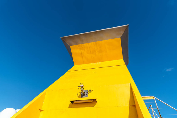 Chaminé Amarelo de Navio Contra Céu Azul - Foto, Imagem
