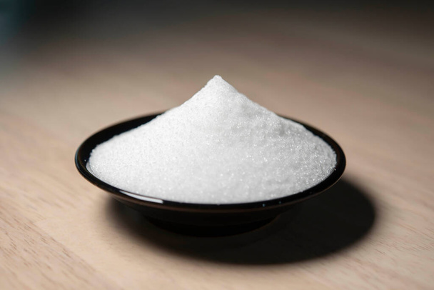 Montones de sal blanca en un plato - Foto, Imagen