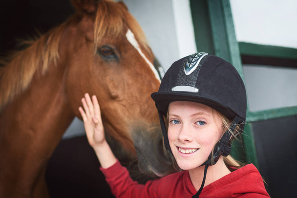 Mon endroit heureux est aux écuries. Tourné d'une adolescente collant avec son cheval. - Photo, image