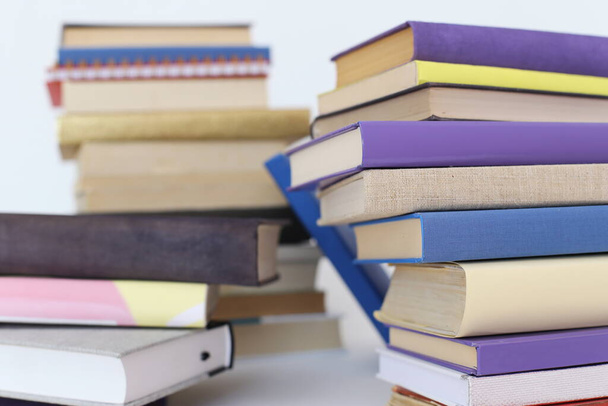  Okumak için kitap yığınları, eğitim için ders kitapları yığını - Fotoğraf, Görsel