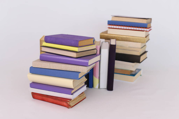  Stos książek do czytania, stos podręczników dla edukacji - Zdjęcie, obraz