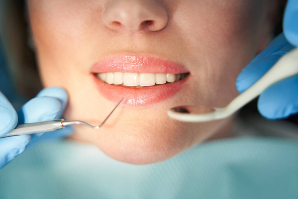 Lékař stomatolog vyšetření ženy zuby na zubní klinice - Fotografie, Obrázek