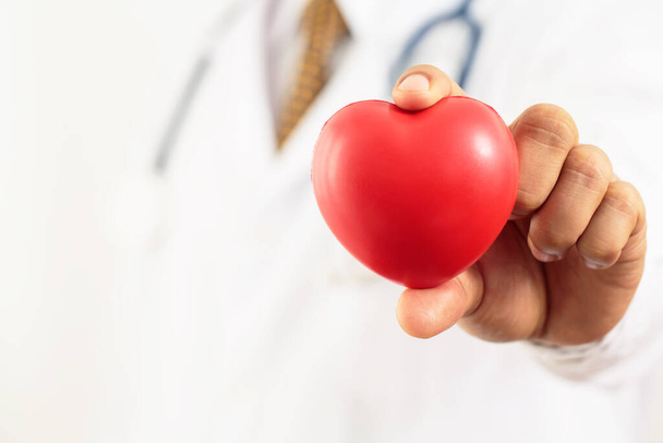 A angina é uma doença cardíaca comum em adultos. Os principais fatores de risco incluem o aumento da idade. tabagismo intenso Hiperlipidemia, diabetes, pressão arterial elevada - Foto, Imagem
