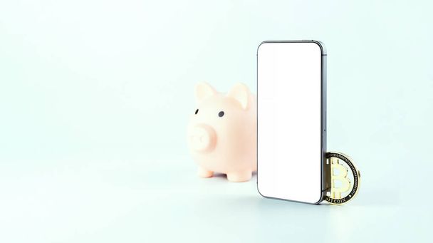 Smartphone mockup εικονική εφαρμογή νομίσματος. Piggy τράπεζα με bitcoin BTC, κινητό έξυπνο τηλέφωνο κενό οθόνη. Αποθήκευση πορτοφολιού Bitcoin - Φωτογραφία, εικόνα