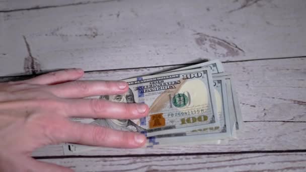 Θηλυκά χέρια που βγάζουν μια στοίβα από 100δόλαρα, μετρώντας τα χρήματα. Αργή κίνηση - Πλάνα, βίντεο