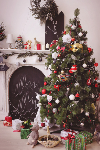 christmas decorated room with rat fire place and Santa - Foto, afbeelding