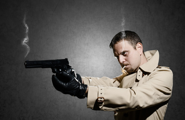 Vrah stojící na tmavém pozadí po střelbě - Fotografie, Obrázek
