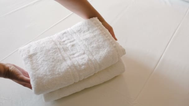 Vrouwelijke brengen twee witte towels handdoeken - Video