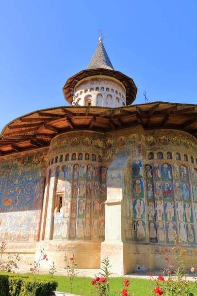 El monasterio de Voronet es uno de los monasterios ortodoxos rumanos en el sur de Bucovina. - Foto, imagen