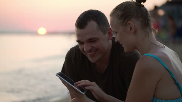 Mann und Frau mit Tablet-PC - Filmmaterial, Video