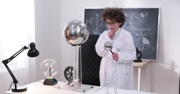 Schoolboy experimenting in physics class. Young student doing physics experiment in the classroom. - Footage, Video