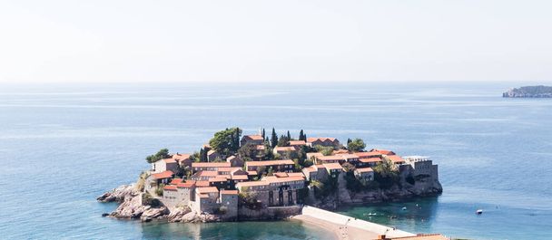 Sveti Stefan famosa isola in Montenegro, Europa
 - Foto, immagini