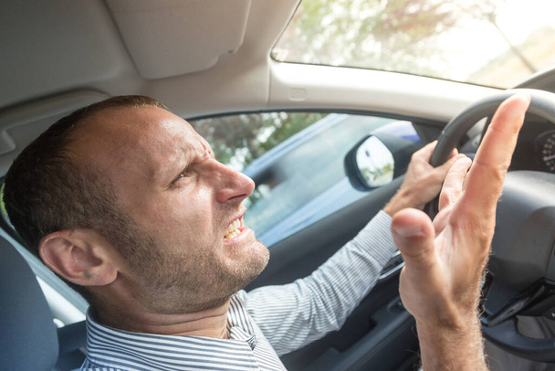 Motorista irritado gesticulando ruim, tema de raiva na estrada
 - Foto, Imagem