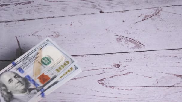 Ženské ruce Kladení stohu 100 dolarů bankovek na stůl. 4K. Zavřít - Záběry, video