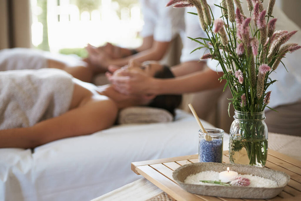 The calming effects of crystals. Shot of a mature couple enjoying a relaxing massage. - Foto, Imagen