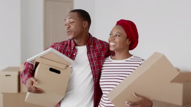 Iloinen Afrikkalainen amerikkalainen pari Dancing Holding liikkuvat laatikot kotona - Materiaali, video