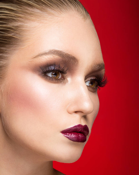 Close up mulher loira cortada 20s maquiagem perfeita isolado no escuro vermelho fundo estúdio perfil retrato. - Foto, Imagem