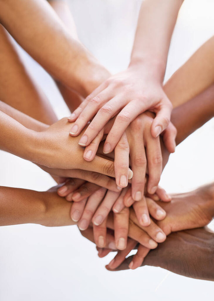 Osoittaa solidaarisuutta. Laukaus ihmisryhmästä kokoamassa käsiään yhteen.. - Valokuva, kuva