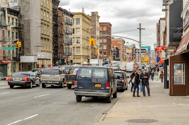 Brooklyn, New York City wide Street con un sacco di traffico, semaforo rosso, veicoli di consegna e un sacco di auto per strada, persone che camminano sul marciapiede, coperto la sera, orizzontale - Foto, immagini