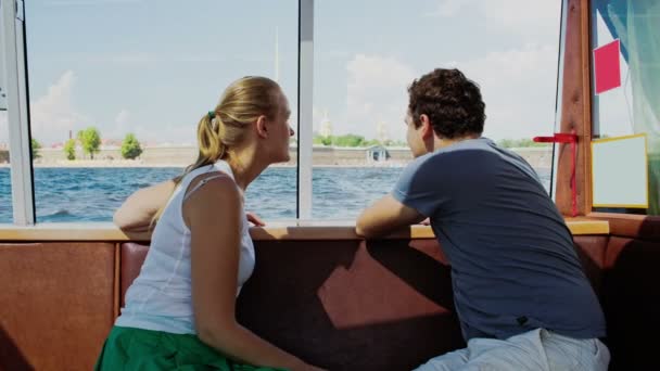 Couple voyageant en bateau touristique
 - Séquence, vidéo