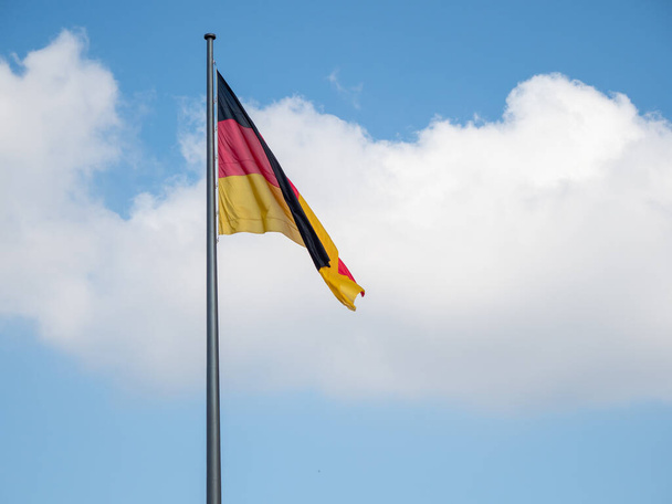 Bandeira Alemã Voando sobre o Reichstag Bundestag
. - Foto, Imagem