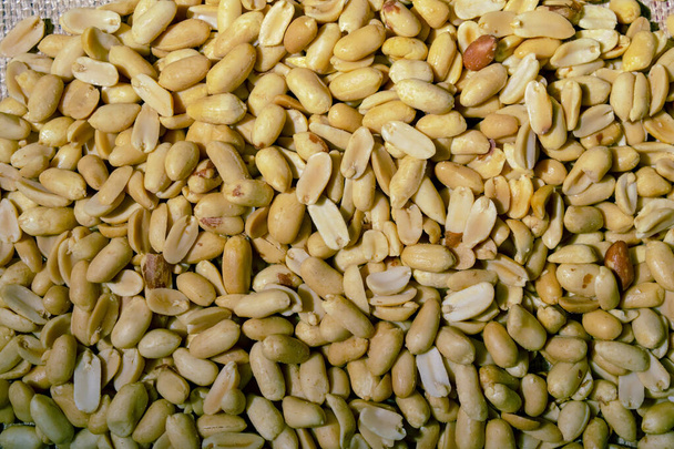 Una toma de marco completo de cacahuetes pelados en un mercado de agricultores, sobre un fondo de bolsa de yute, se puede utilizar como fondo, textura o póster, Ontario, Canadá - foto de stock - Foto, imagen