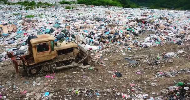 大都市の郊外に放棄された埋め立て地。ゴミのリサイクルの問題 - 映像、動画