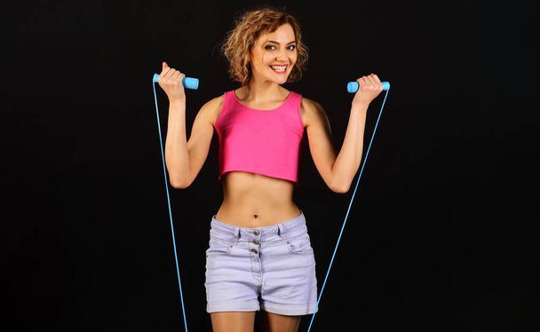 ロープをスキップして運動するスポーティガール。ジャンプロープでフィットネスウェアの女性。健康的なライフスタイル. - 写真・画像