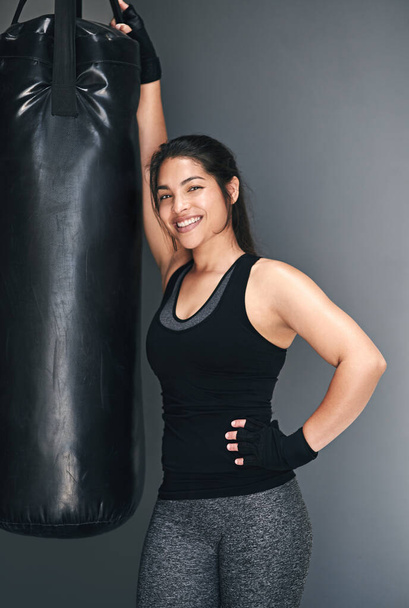 Wanna spot me. Studio shot of a female kickboxer against a gray background. - 写真・画像