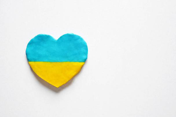 srdce v barvě vlajky Ukrajiny na bílém pozadí. podpora Ukrajiny ve válce - Fotografie, Obrázek