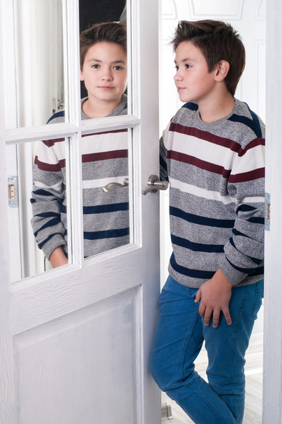 chlapec pózuje před zrcadlem - Fotografie, Obrázek