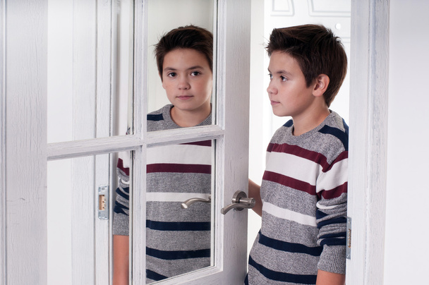 αγόρι που θέτουν μπροστά από τον καθρέφτη - Φωτογραφία, εικόνα