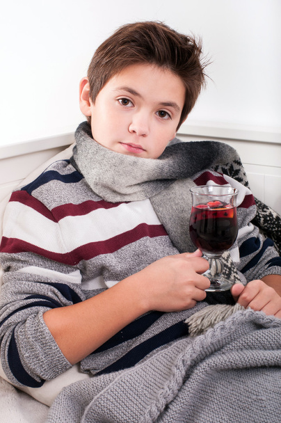 Kranker Junge mit Tee zu Hause - Foto, Bild