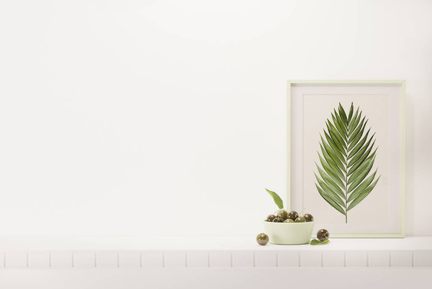 Binnenwand mockup met monstera blad pot en decoratie items op lege witte achtergrond met vrije ruimte op het midden. 3D weergave, illustratie. - Foto, afbeelding