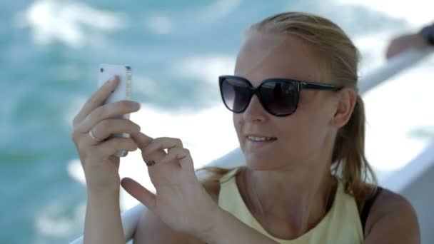 Kadın selfie smatphone tekne ile yapma - Video, Çekim