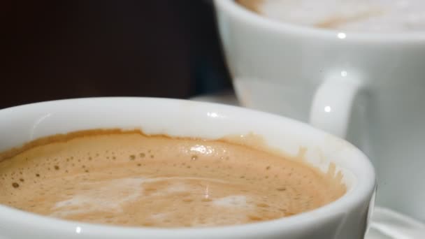 Η θέση της ζάχαρης σε φλυτζάνι με τον καφέ - Πλάνα, βίντεο