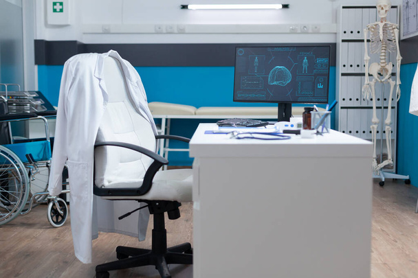 Computer mit Knochenstruktur des Patienten auf dem Bildschirm steht auf dem Tisch - Foto, Bild