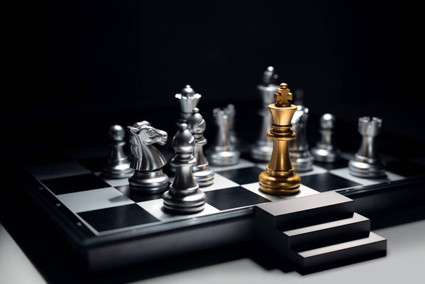 Χρυσό βασιλιά σκάκι που περιβάλλεται από τον εχθρό και checkmate για το τέλος του παιχνιδιού, αλλά έχει σκάλα εξόδου έκτακτης ανάγκης προετοιμαστούν για το χειρότερο σενάριο. Επιχειρησιακή στρατηγική και σχεδιασμός ζωής. - Φωτογραφία, εικόνα