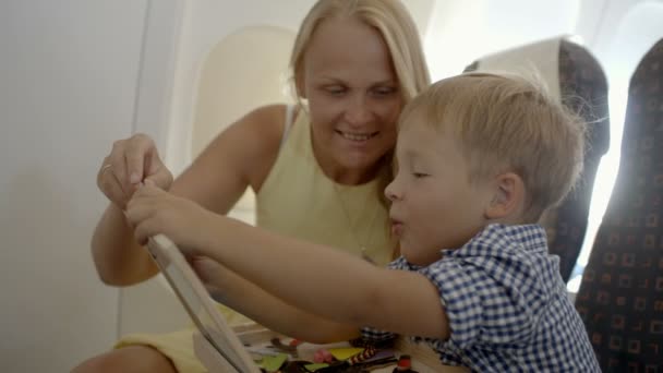 Mutter und Sohn beim Spielen im Flugzeug - Filmmaterial, Video