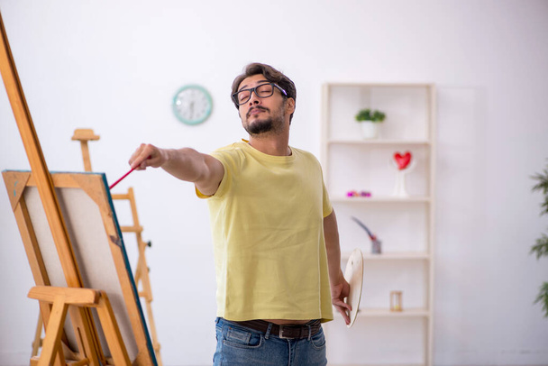 Młody człowiek cieszący się malowaniem w domu - Zdjęcie, obraz